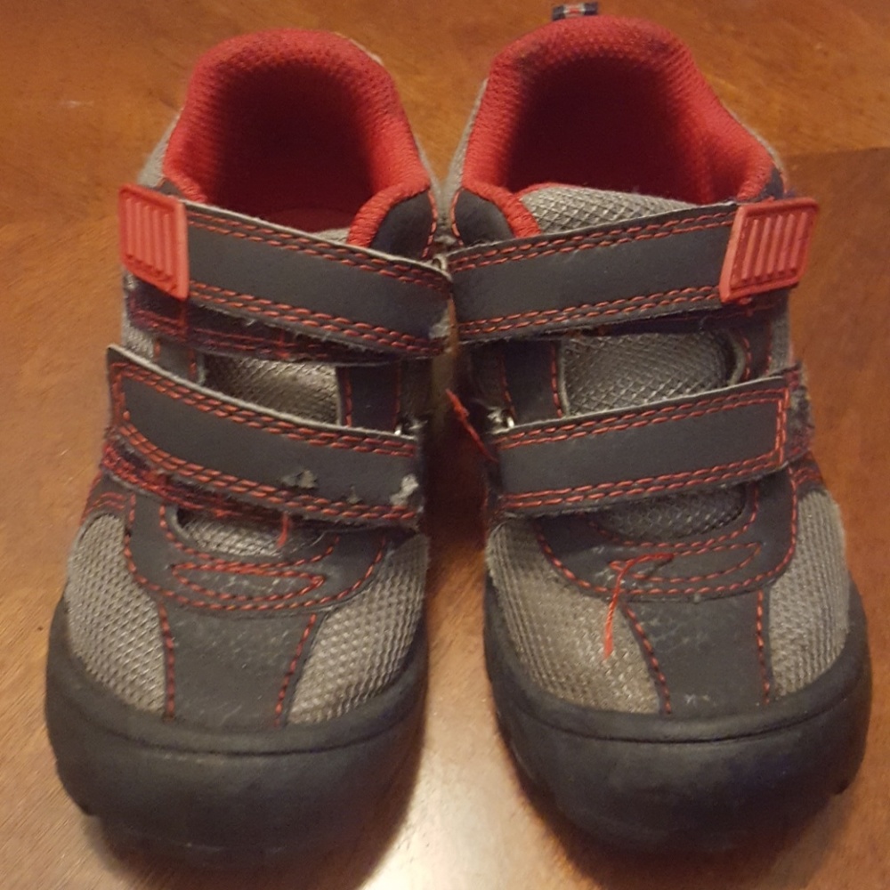 Osh Kosh boys used shoes.